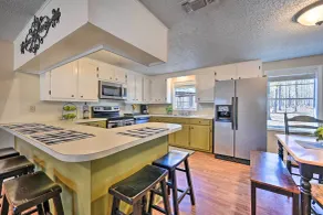 'Whispering Oaks' Broken Bow Cottage Near Hiking! - Interior