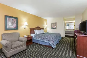 Days Inn & Suites by Wyndham Warner Robins Near Robins AFB - Chambre