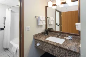 AmericInn by Wyndham Webster City - Badeværelse
