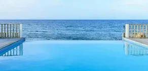 Sea Bell Resort Limited - Piscina con borde infinito