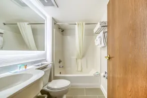 Baymont by Wyndham Orlando-International Dr-Universal Blvd - Bathroom