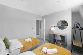 4 Bedroom and 3 Bathroom Family Home with Garden in Isleworth - Chambre