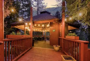 StrawberryInn River Front Resort - Restaurant