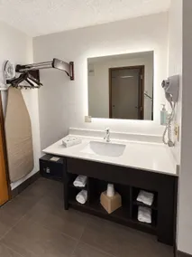 Super 8 by Wyndham Madison South - Bathroom