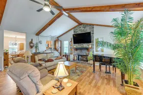 Wine & BBQ Trail Fun: Home w/ Hot Tub in Lexington - Interiør