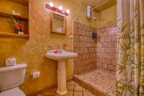El Sano Banano Beachside Hotel - Bathroom