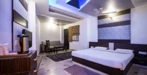 Hotel Panna Paradise-Just 30M away from CAPTAIN SHUBHAM GUPTA METRO STATION and 600M Away From TajMahal - Room