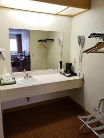 Americana Inn Motel - Bathroom