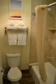 Days Inn & Suites by Wyndham Lodi - Salle de bain