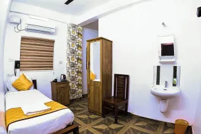 Nirupama,Hotel Aluva 700 Mtr From Aluva Railway Station - Rum