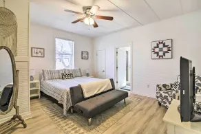 Texas Home w/ Backyard Oasis, Walk to Main St - Innvendig