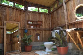 Jinja Backpackers - Bathroom