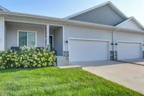 Game Nights + Family Fun! Modern Waukee Home - Interni