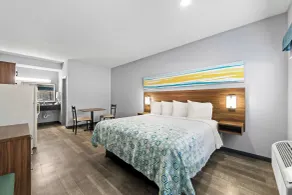 HomeTowne Studios by Red Roof San Antonio E - Frost Bank Center - Room