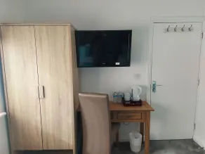 Apple House Wembley - Family room with shared bathroom - Room amenity