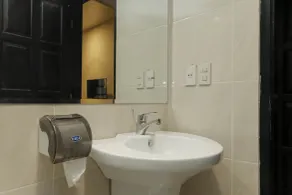 RedDoorz Plus near Halim Perdanakusuma 2 - Bathroom
