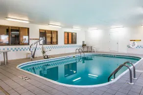Econo Lodge Inn & Suites Pekin - Peoria Area - Piscine