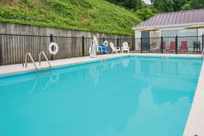 Howard Johnson by Wyndham Dalton - Piscine