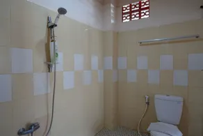RedDoorz near Kendari Beach 2 - Bathroom