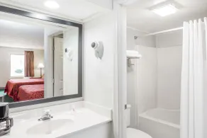 Days Inn by Wyndham Hendersonville - Salle de bain