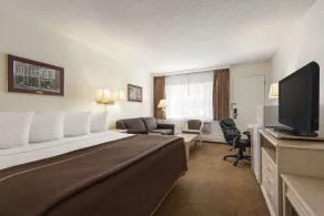 Travelodge by Wyndham Calgary South - Room