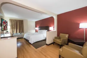 Red Roof Inn PLUS+ & Suites Opelika - Zimmer