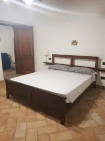 Portion of a Farmhouse With 30 Beds - 4 Apartments and 2 Rooms - Habitación