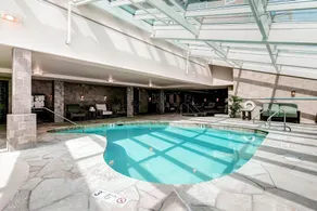 One Ski Hill Place - Piscine