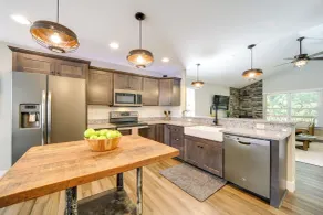 Deck + Mtn Views: Riverfront Cullowhee Home - Innenbereich