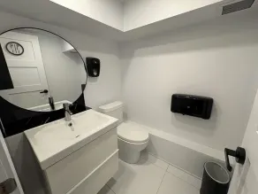 Capsule Hotel Montreal - Bathroom