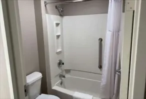 Baymont by Wyndham Topeka - Salle de bain