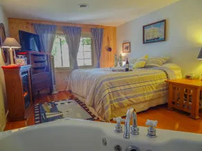 Lake Ripley Lodge w Lake Front Rooms, Grand Porch, Kayaks & Paddleboard - Rum