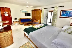 SEA SPLASH SELF CATERING And La Petite Maison - Room