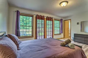 Poconos Retreat w/ Game Room, Hot Tub, & Sauna! - Værelse
