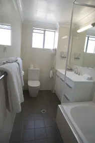 Mid City Motor Inn Singleton - Bathroom