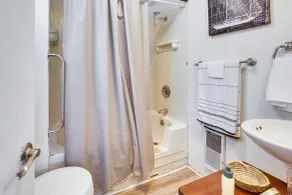 Riverfront Topsham Home ~ 28 Mi to Portland! - Badrum