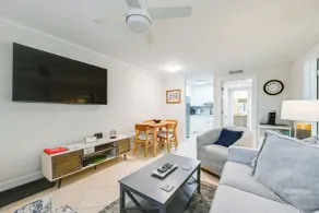Naples Condo w/ Pool - Walk to Dining & Beach - Interiør