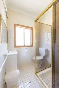 Gosford Inn Motel - Bathroom