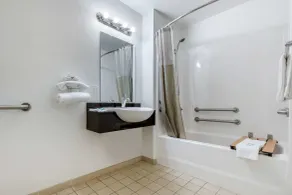 Rodeway Inn Winston Salem Route 52 - Bathroom