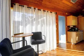 Walk to Beach! Kitsap Coast Retreat w/ Hot Tub - Interiör