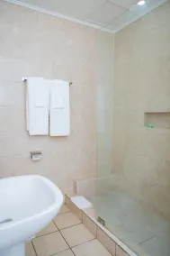 Hotel Hibiscus Blvd Triomphal - Bathroom