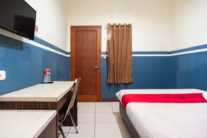 RedDoorz Plus near Universitas Indonesia - Chambre