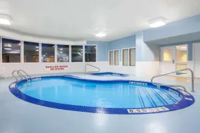 Super 8 by Wyndham Midland - Piscine