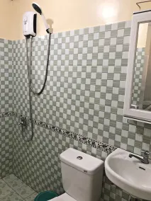 Queen of Isle Restaurant and Cottages - Bathroom