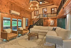Hilltop Lackawaxen Gem w/ River View & Fire Pit - Innvendig