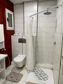 Cozy 1BR Retreat, Steps to Sand - Badeværelse