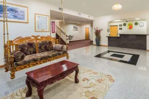 Super 8 by Wyndham Salina - Hall