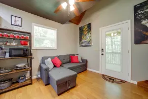 Private Hot Tub, Yard: Pet-Friendly Whittier Cabin - Intérieur