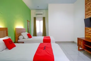 RedDoorz near Taman Makam Pahlawan Tatura - Zimmer