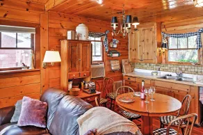 Newport Cabin w/ Lakefront Private Porch & Grill! - Innvendig